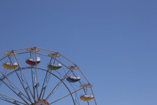 Ferris wheel on a buetiful summer day.