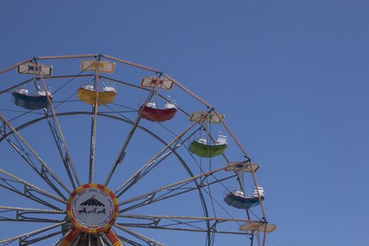 Ferris wheel on a buetiful summer day.