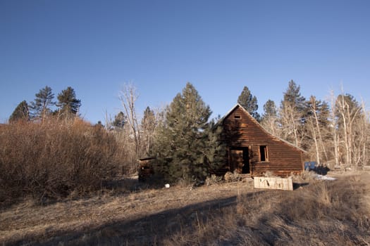 an old cabin barn that has been abandoned.