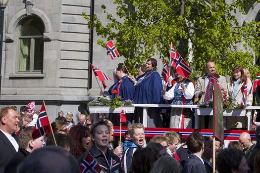 On the Constitution Day, the town mayor has her place at the end of the parade, to greet the people, and to celebrate with them. In the blue "bunad" is Rita Ottervik, mayor of Trondheim city.