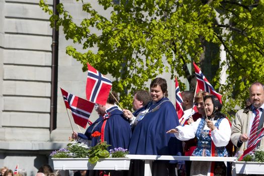 On the Constitution Day, the town mayor has her place at the end of the parade, to greet the people, and to celebrate with them. In the blue "bunad" is Rita Ottervik, mayor of Trondheim city.