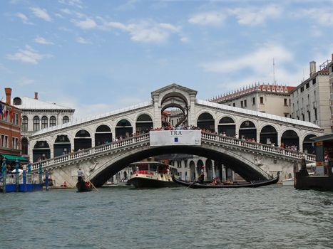 the famous Rialto bridge in Venice