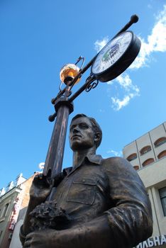 Monument unmarried men - the hero of the Russian song "lights so much gold on the streets of Saratov"