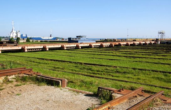 Mobile road for transportation  ships in a building berth