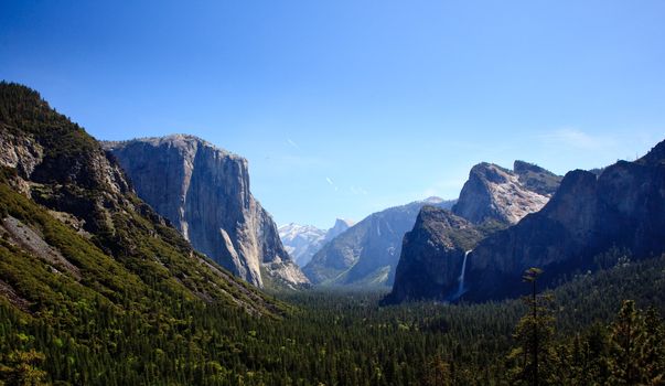 Overview of Yosemite valley on clear blue sunny day