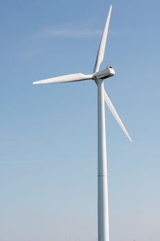 A wind turbinde and a blue sky