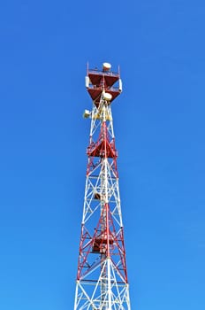 Mast cellular with microwave link antennas over a blue sky