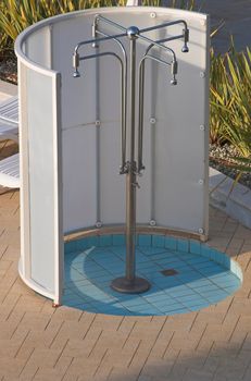 External shower appliance at a swimming pool