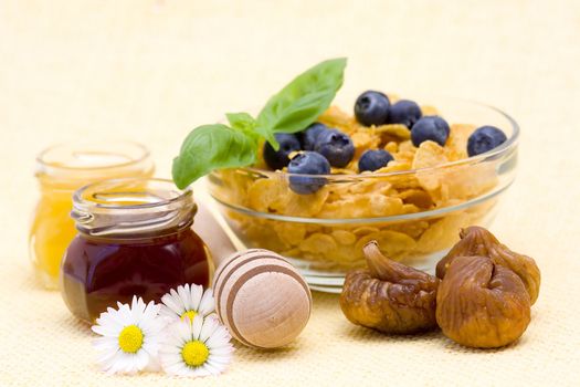 corn flakes with blueberry, honey and figs