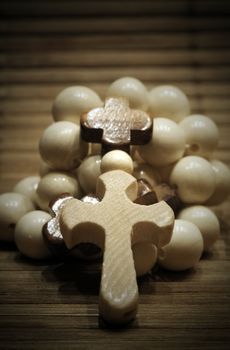 Photo holy bible and cross on a wooden brown background