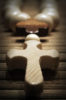 Photo holy bible and cross on a wooden brown background