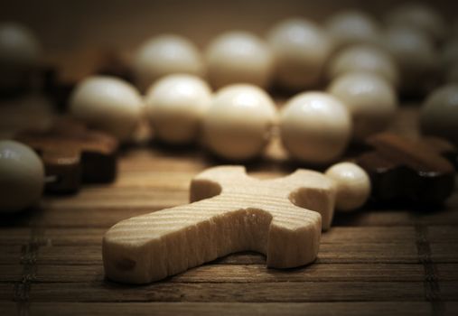 Photo holy bible and cross on a wooden brown background