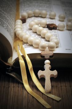 Photo holy bible and cross on a wooden brown background