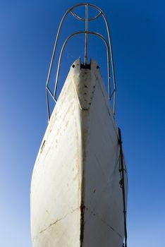 front of boat in ruin