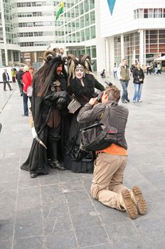 Verklede mensen gaan op de foto op het Kelt, Gothic en Fantasy Festival in Den Haag
