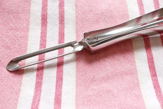 A steel peeler in a horizontal composition