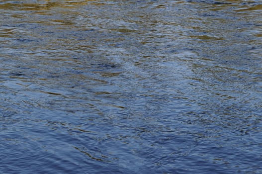 River surface with little eddies which overlap only horizontally