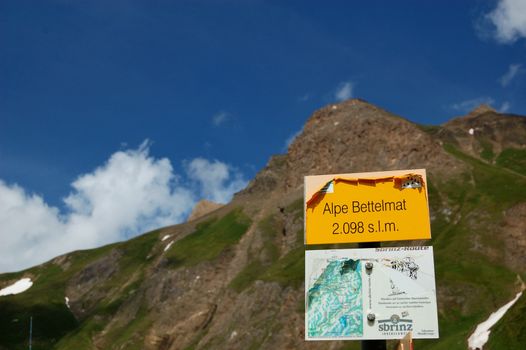 Mountain trekking sign at Bettelmat alp (Italy)