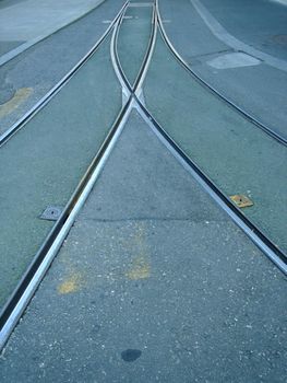 Separation of metallic tramway railways on the grey tar