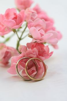 yellow golden wedding set and pink roses