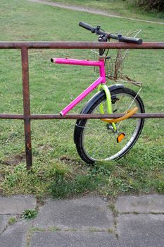 Partially stolen bike, cut right through the middle. Very unusual. Seems the owner was punished for having bought a bike in THESE colours ;-)