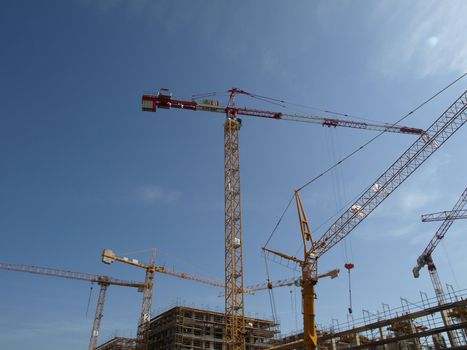 Construction crane for heavy weights lifting in building sites