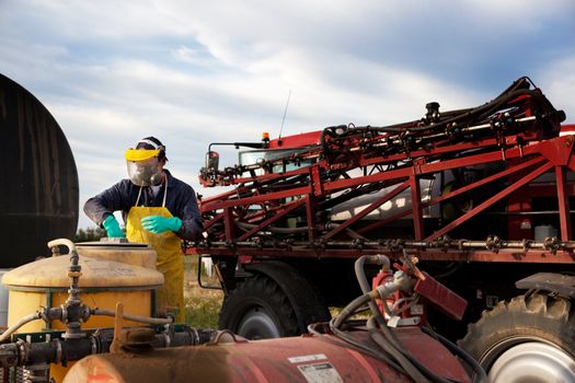 Filling a high clearance spraying with chemical and water