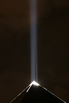 luxor hotel pyramid with light at night inlas vegas