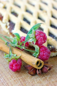 cake with raspberry and cinnamon, anice
