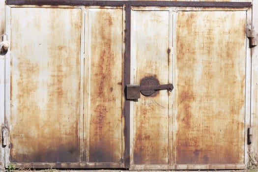 attack by corrosion gate of garage 