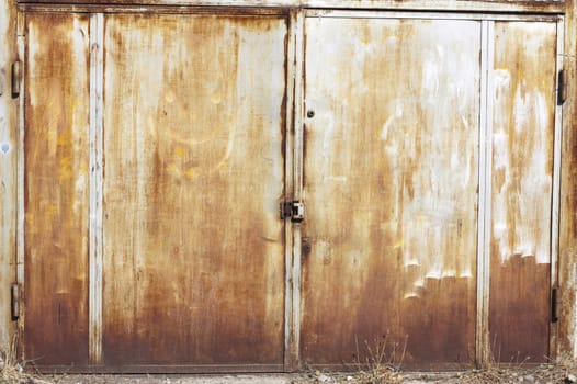 attack by corrosion gate of garage 