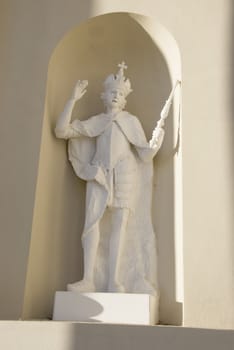 King sculpture in the ark of building. Architectural view.