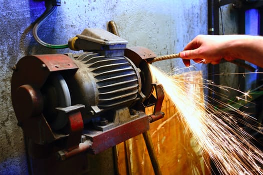 Grinding metal tool with hand