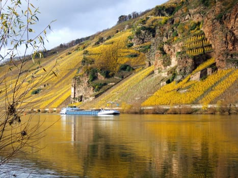 ship near Ürzig 