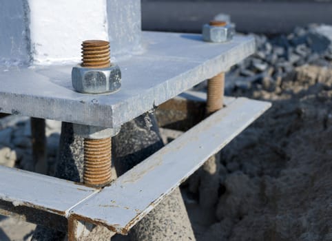 Fastening a metal column with screws and bolts