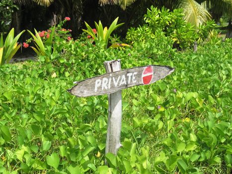 Self-made sign on the boundary of private ownership