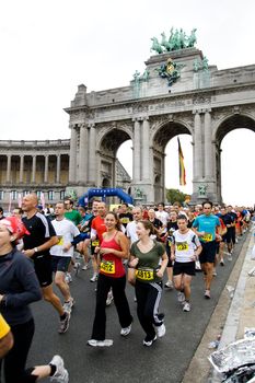 BRUSSELS - OCTOBER 4: Participants of Brussels half marathon run through Triumphal arch shortly after start. October 5, 2009, Brussels, Belgium