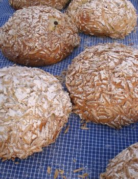 round bread covered with almonds