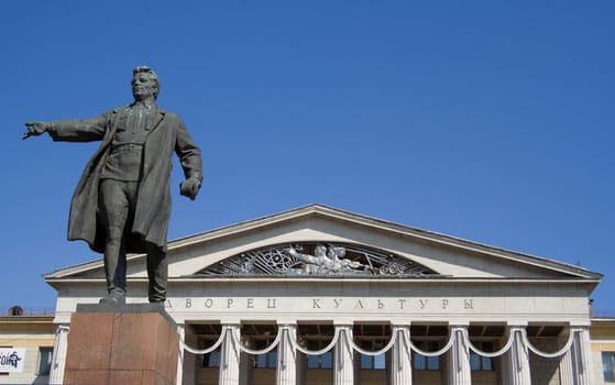 The monument to Kirov is placed into the square Kirov in Samara