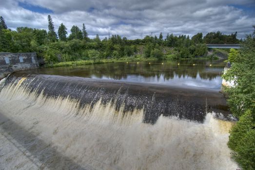 Side view of the falls near Quebec City