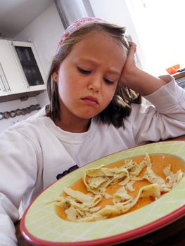 girl do not want to eat her noodles