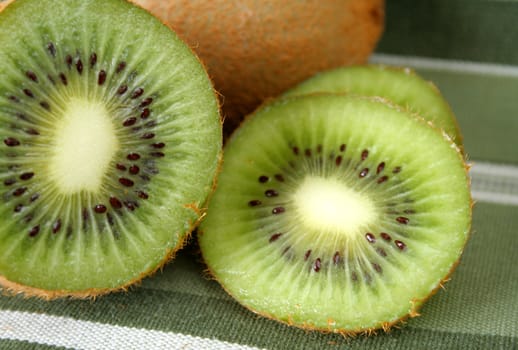 Sliced kiwi on a matching place mat.