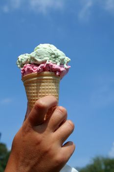 strawberry and pistachio ice cream