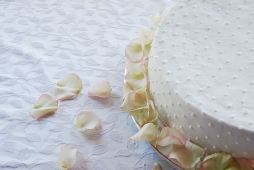 close up of a simple and beautiful wedding cake