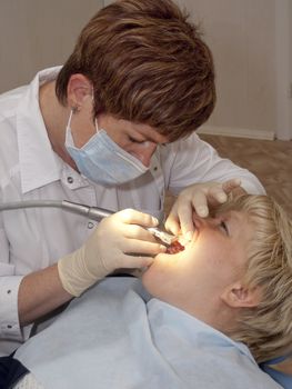  The stomatologist treats the patient.