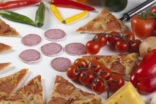 A couple of delicious pizzas, with raw tomatoes, green peppers and salami
