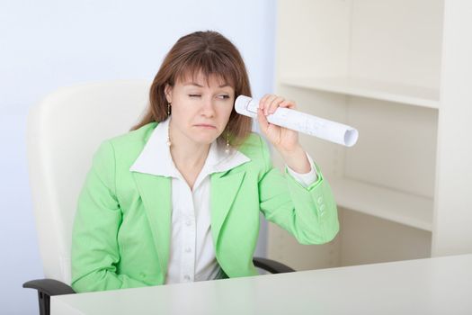 The ridiculous woman looks through the drawing curtailed by a tubule