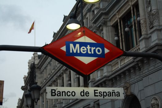 Bank of Spain metro signal at the entry with the spanish flag at the end.