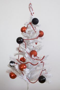 simple white christmas tree whith black and red decoration