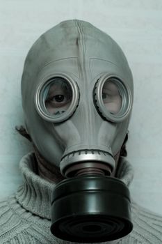 portret of man in the gas mask, pollution